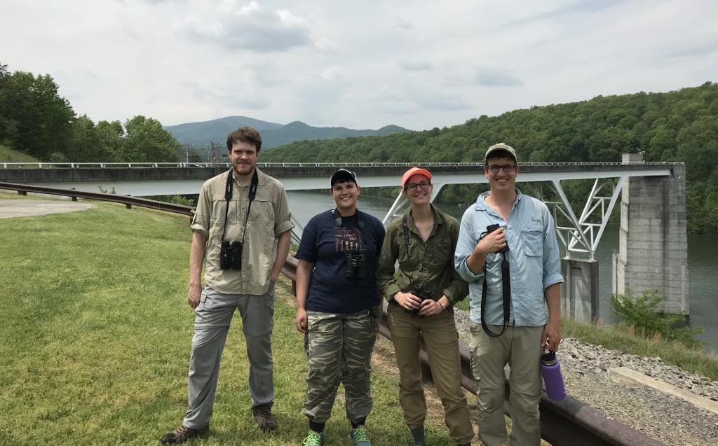 صورة للطاقم الميداني لجامعة فرجينيا كومنولث فيكتوريا وهو يقف لالتقاط صورة