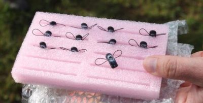 صورة لوحدات تحديد الموقع الجغرافي للطائر المغرد الذهبي في عبوات الستايروفوم