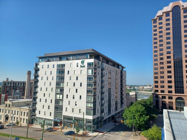 صورة للمبنى السكني الذي عُثِر على سطحه الأصفر