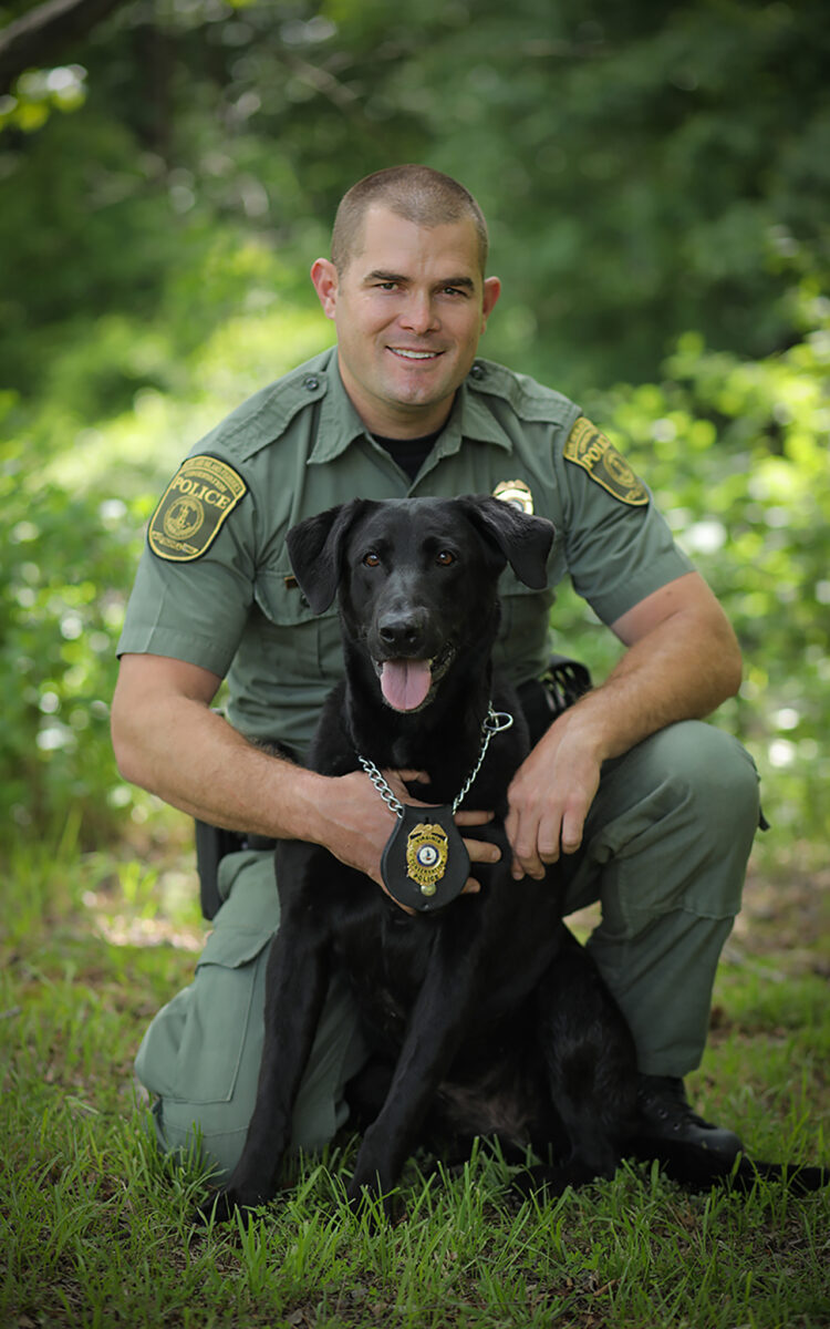 صورة لواين بيلهايمر وضابطه المتقاعد K9 وهو مختبر أسود اللون يدعى جاستيس