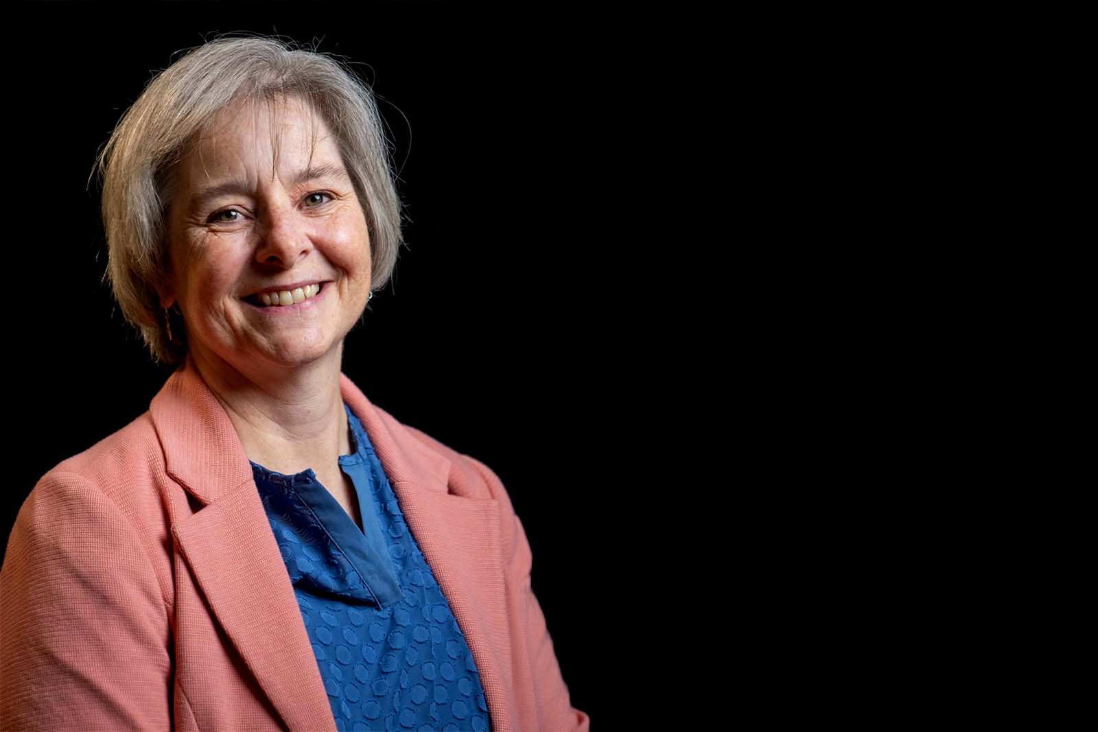 صورة شخصية لستايسي براون، مساعد مدير قسم القوارب في DWR