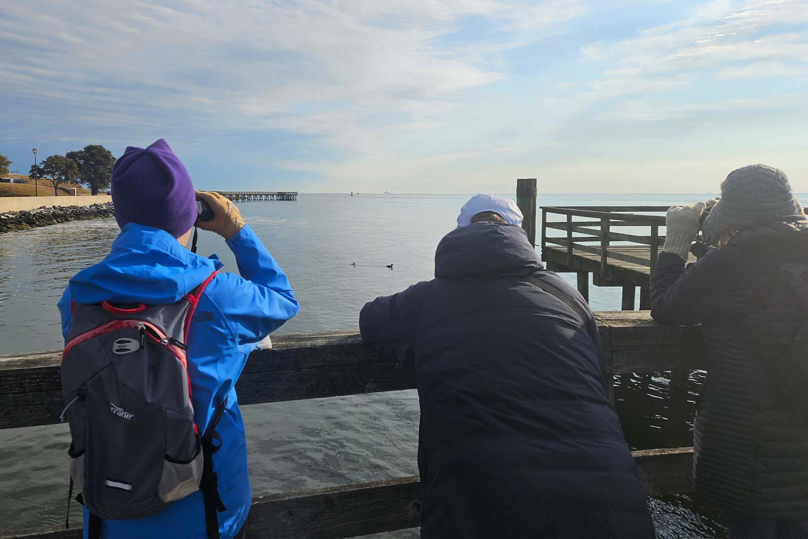 شخص يحمل منظاراً ينظر من فوق الماء