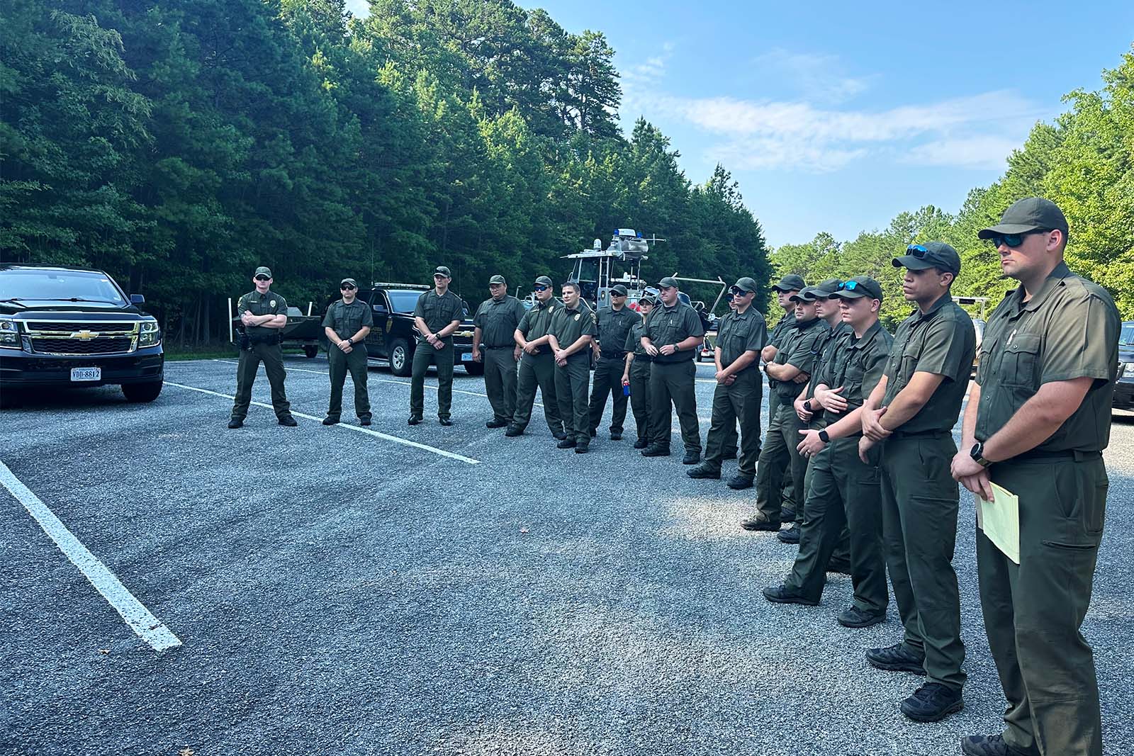 مجندو CPO يقفون في الهواء الطلق