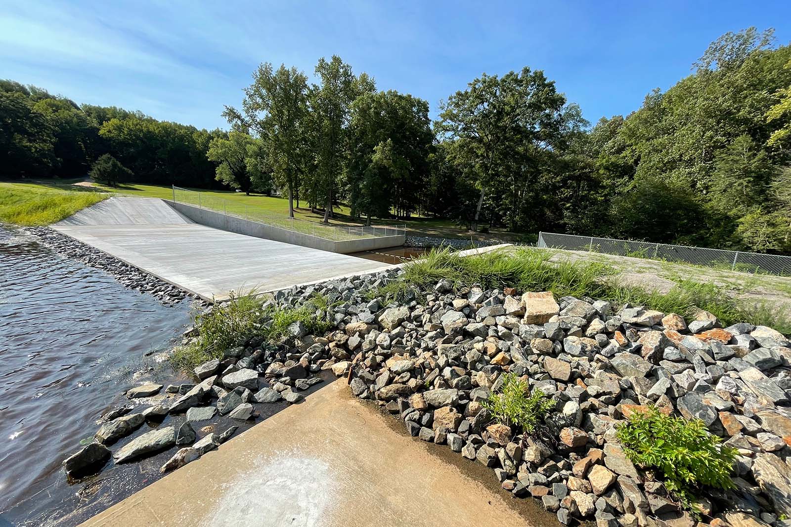 سد ومجرى تصريف المياه