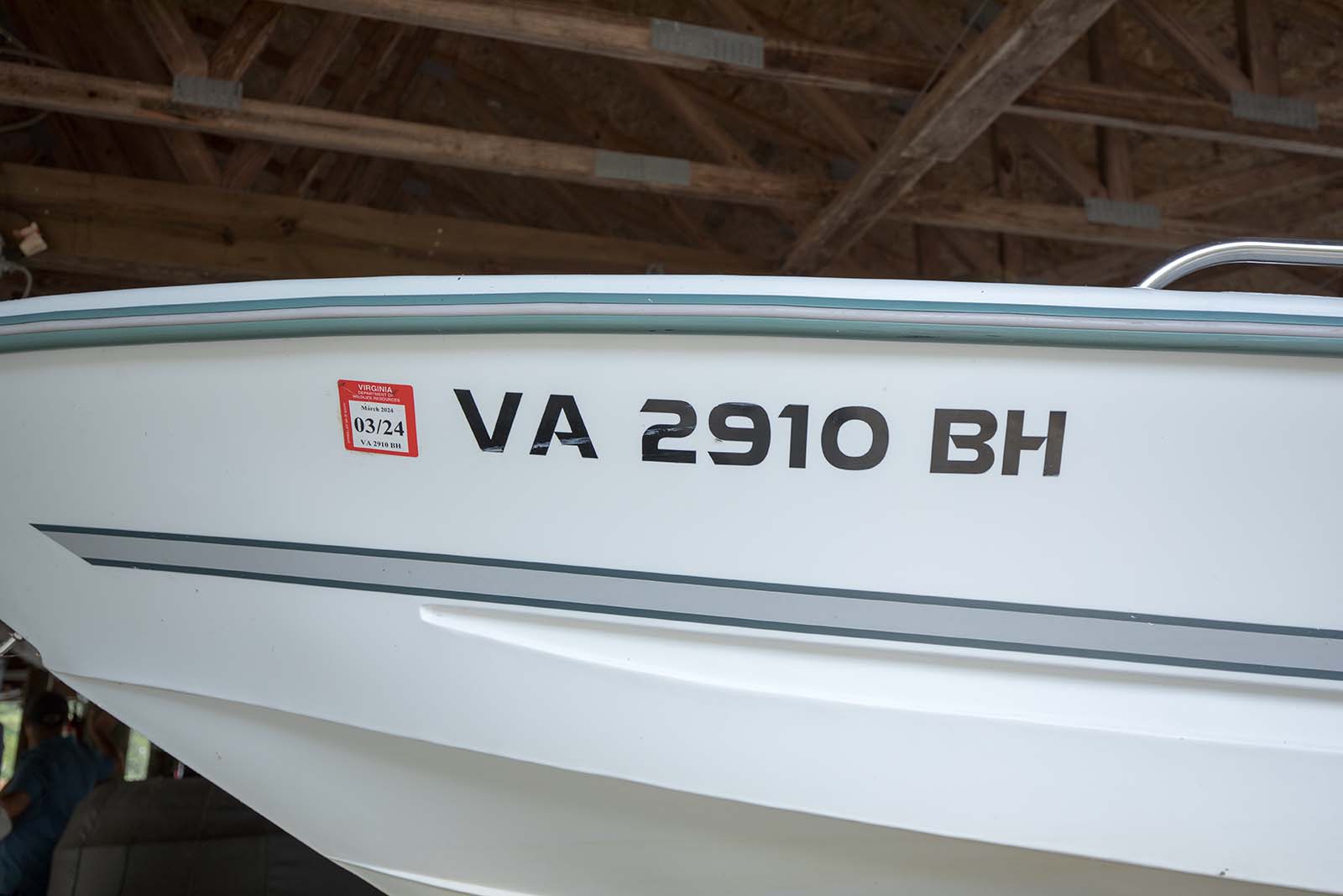 هيكل القارب الذي يعرض أرقام تسجيل القارب