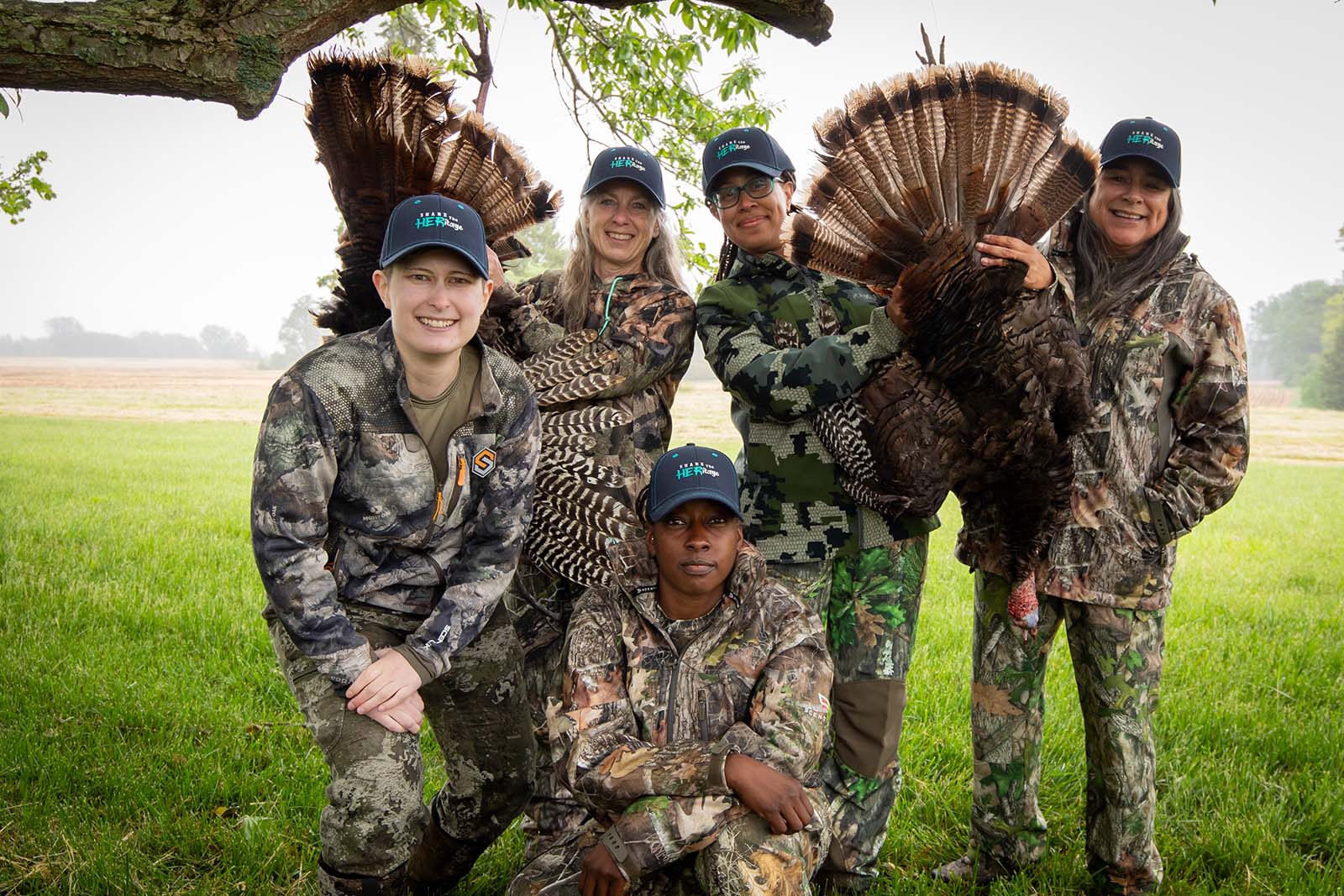 مجموعة من صيادي الديك الرومي مع محاصيلهم