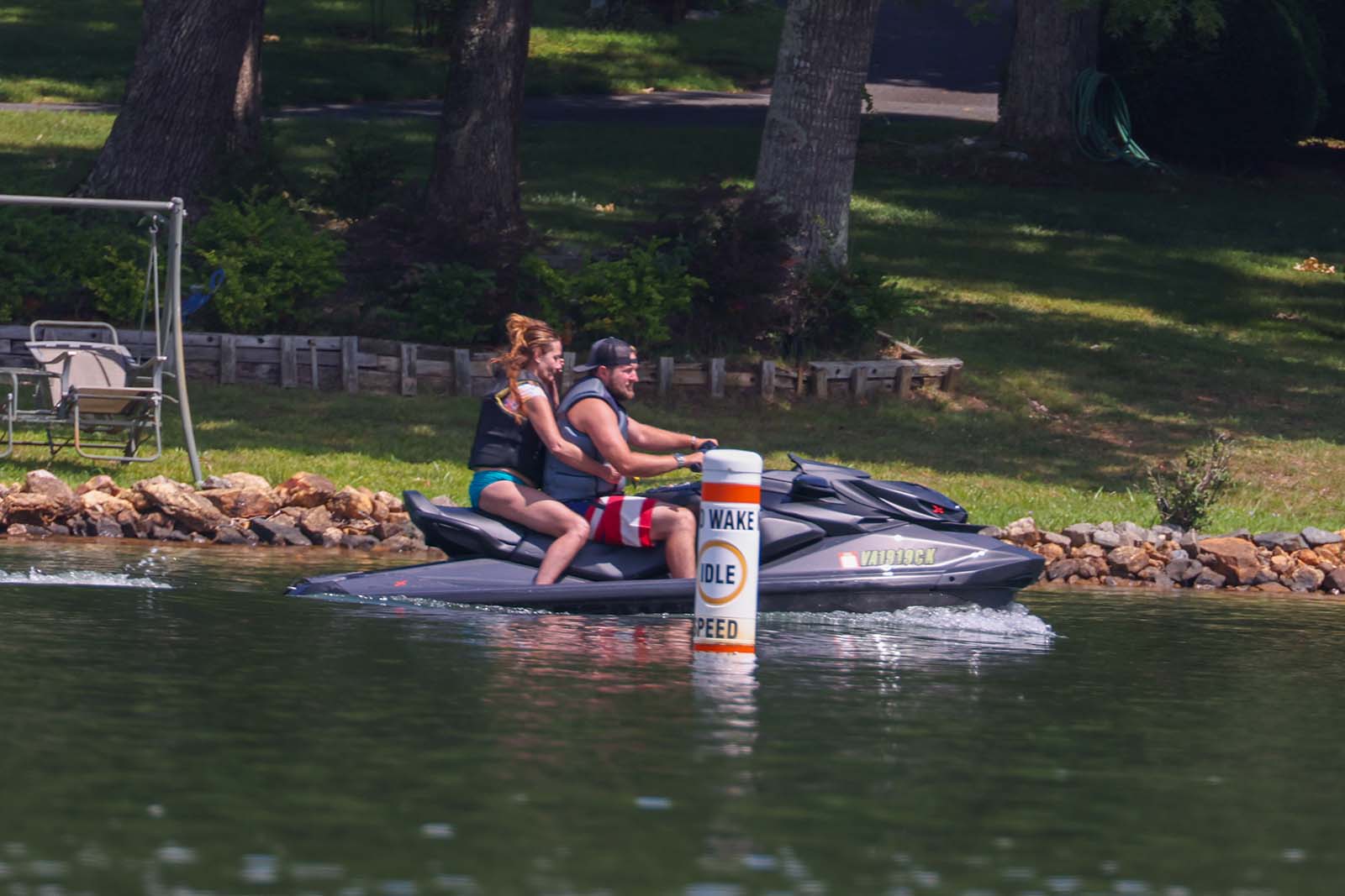 شخصان على زورق مائي شخصي