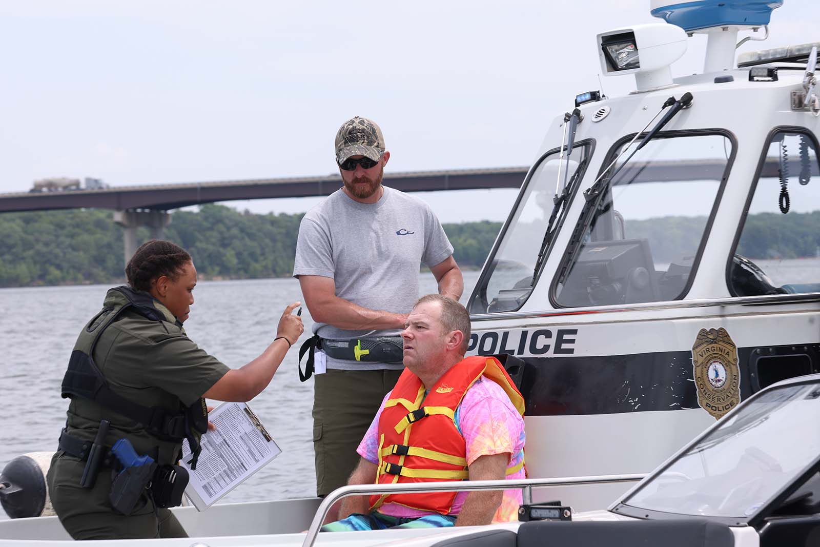 ضابط من شرطة المحافظة على البيئة يجري اختبار الرصانة الميداني على أحد ركاب القوارب