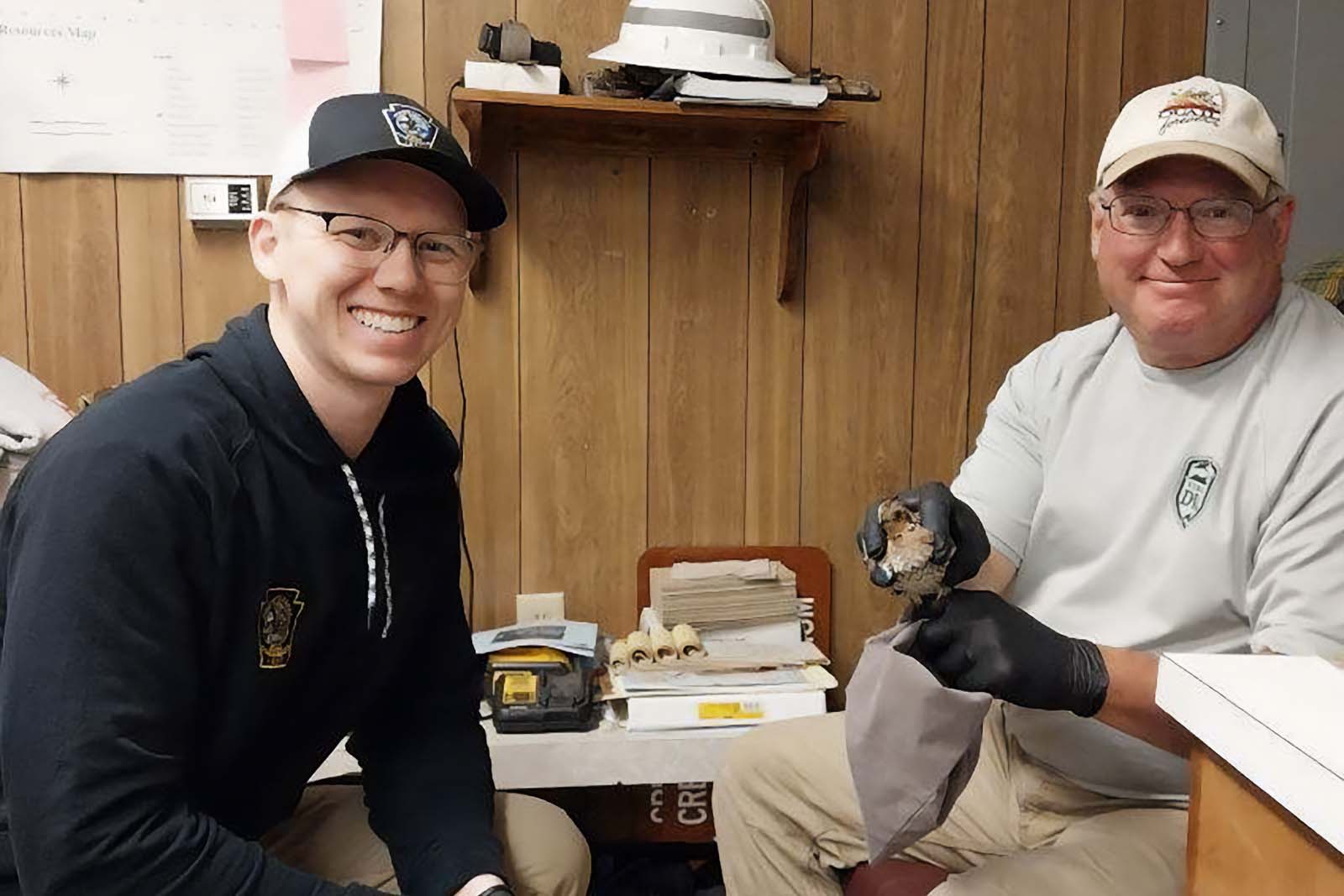 عالم أحياء يعرض حيواناً أمام الكاميرا