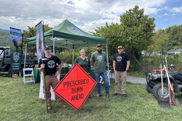 موظفو إدارة الموارد المائية يشرفون على خيمة معلومات