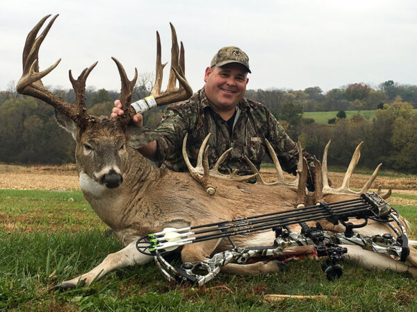 صورة لصياد بجانب ثور غزال قتله بالقوس والسهم