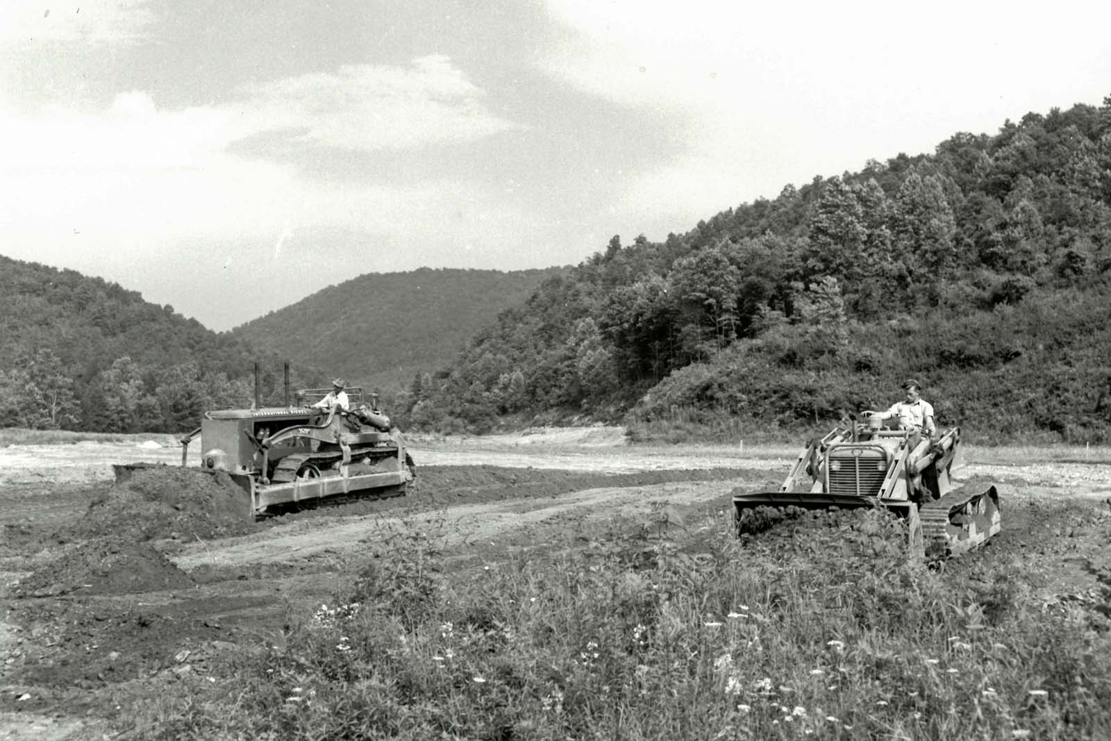 صورة بالأبيض والأسود: بناء يقضي على النباتات البرية.