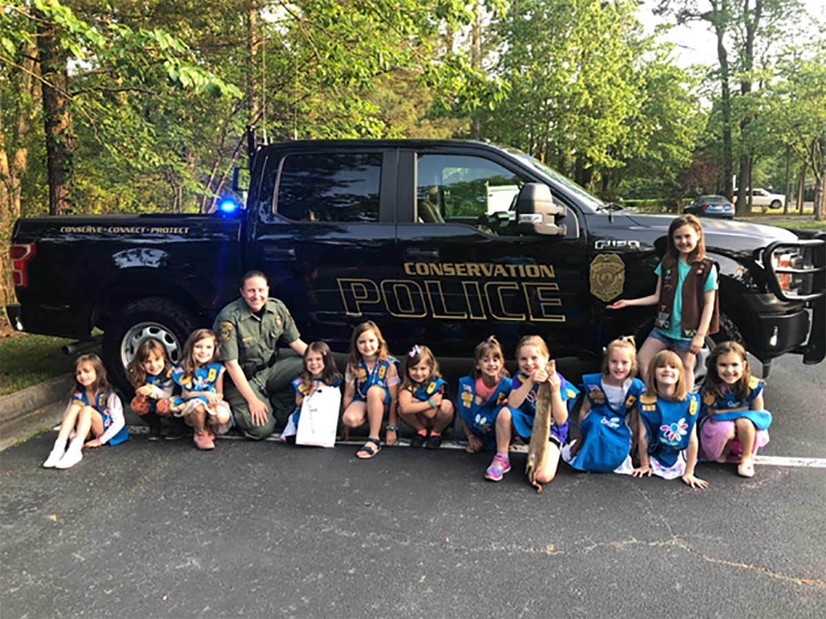 ضابطة الشرطة المدنية بوني برازيل (الرابعة من اليسار) تلتقي بفرقة فتيات الكشافة. الصورة مقدمة من بوني برازيل