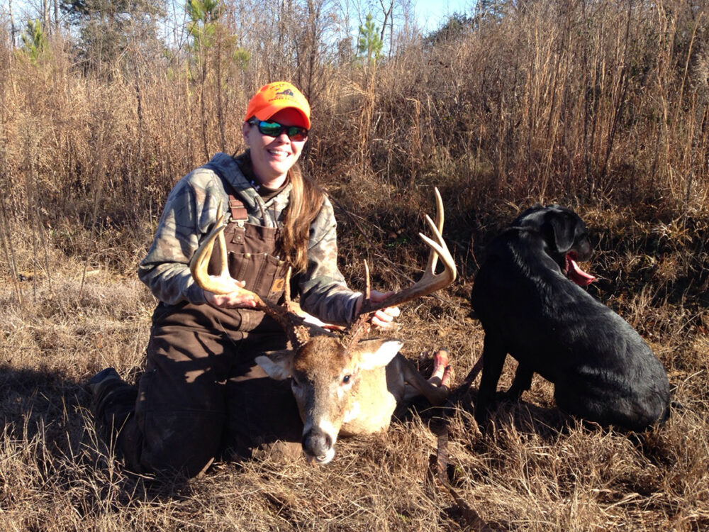 الرقيبة جيسيكا ويرلي وغزال قامت باصطياده وهي تقف بجانب مختبرها الأسود