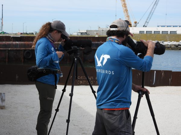 كيلسي هانت (إلى اليسار) والدكتور دان كاتلين (إلى اليمين) يجريان مسحًا لإعادة النظر في موقع HRBT.