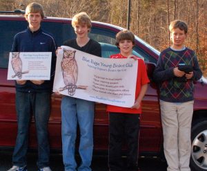 صورة للشباب وهم يعرضون موادهم للعرض التقديمي الأول للنادي