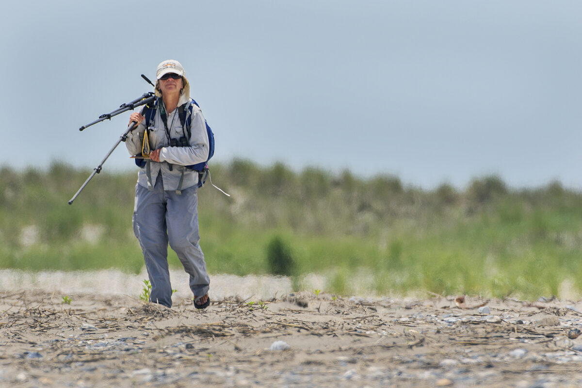 صورة لروث وهو يحمل كاميرا ويعمل على تصوير طيور الزقزاق