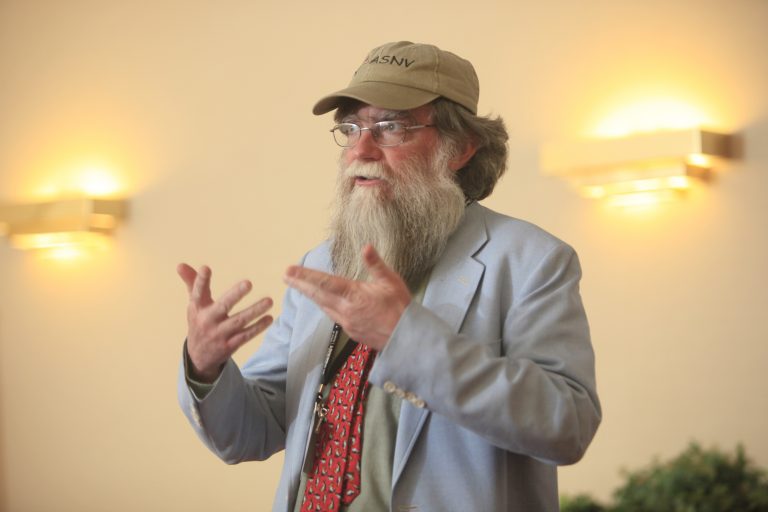 صورة لفريد أتوود وهو يتحدث في إحدى الفعاليات