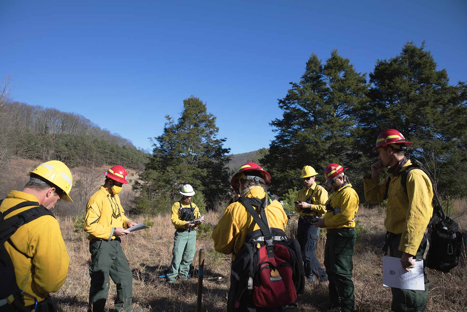 يجتمع طاقم الإطفاء لمراجعة خطة الحرق الموصوفة لهذا اليوم.