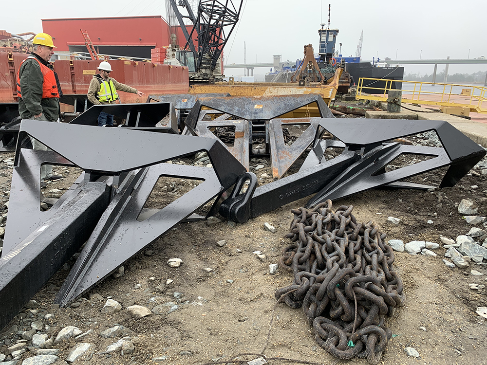 المرساة التي سيتم استخدامها لربط الصنادل بالجسر 