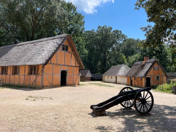 صورة لنسخة حديثة لمستوطنة جيمستاون، تُظهر المباني في الخلفية والشريعة في المقدمة.