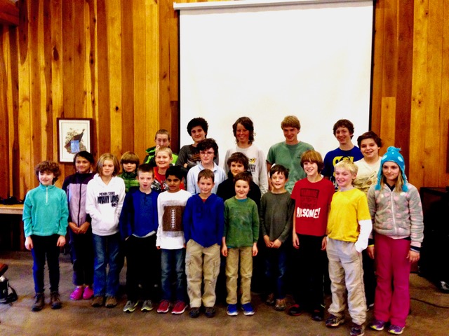 صورة لعدة أطفال يقفون لالتقاط صورة؛ الأطفال هم أعضاء من الطيور الصغيرة في فرجينيا.