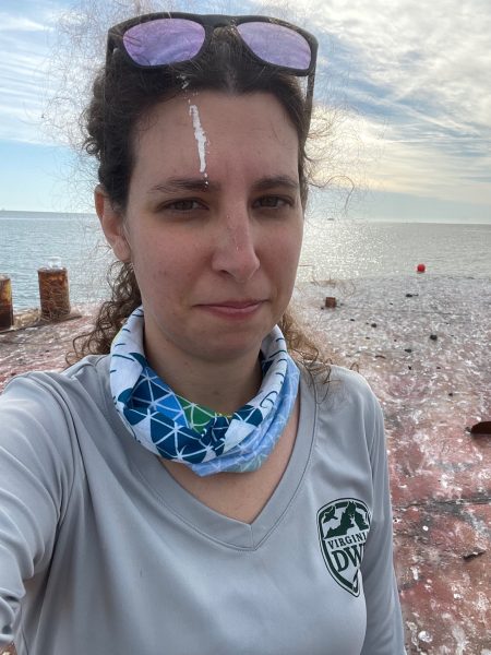 صورة لفتاة مع براز طائر على وجهها