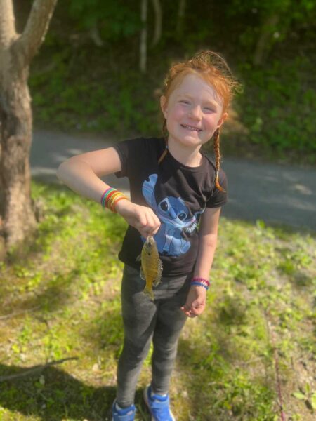 ليليان (العمر 5)، ممسكة بسمكة