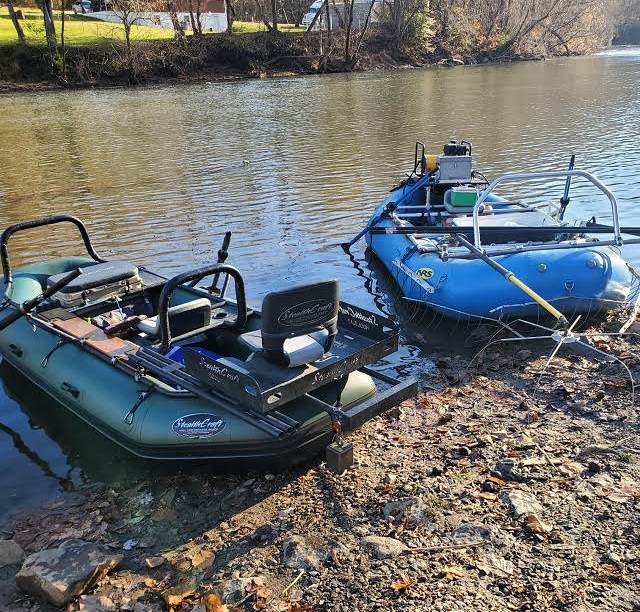 صورة لطوافتين مصممتين للصيد الكهربائي على شاطئ مسطح مائي محلي.