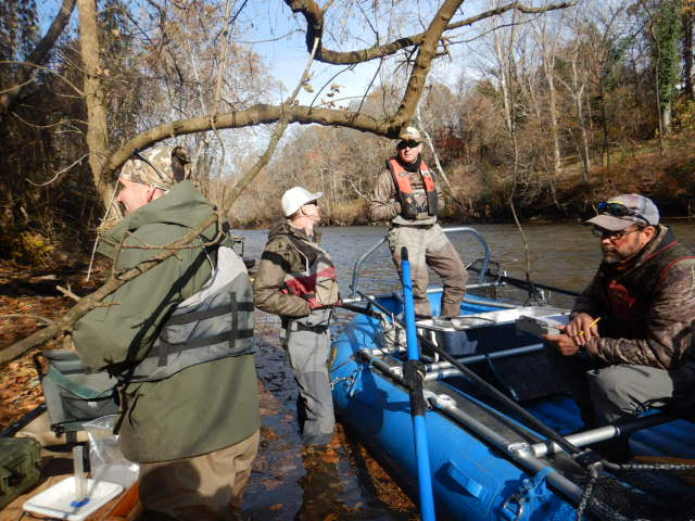 قارب الصيد الكهربائي الأزرق وطاقم العمل الأربعة على الشاطئ مرة أخرى بعد انتهاء رحلتهم الاستكشافية 