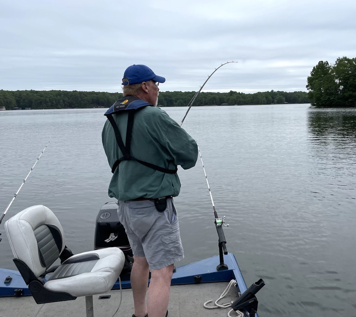 صورة لبيل طومسون وهو يصطاد السمك