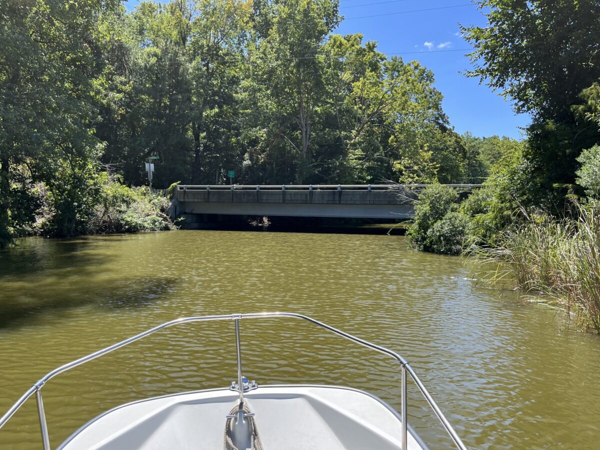 صورة لجسر مشاة خرساني صغير مأخوذة من قارب صيد