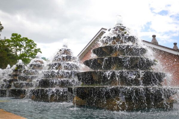 نوافير طويلة لتهوية مياه الينابيع لحمامات السباحة.