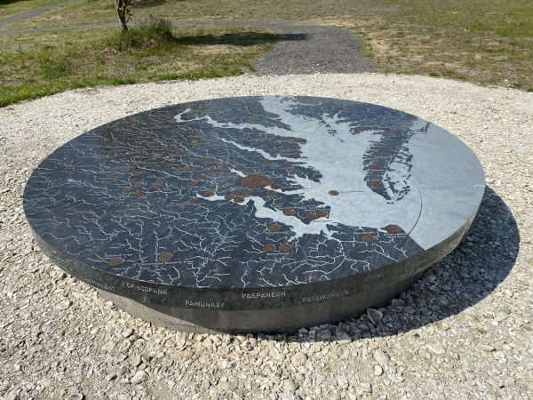 تُظهر هذه الخريطة الجرانيتية الضبابية الموجودة في المنطقة التفسيرية المواقع التاريخية للقبائل التي كانت تشكل كونفدرالية بوهاتان إلى جانب المعالم الهامة في جميع أنحاء تسيناكوماكوه.