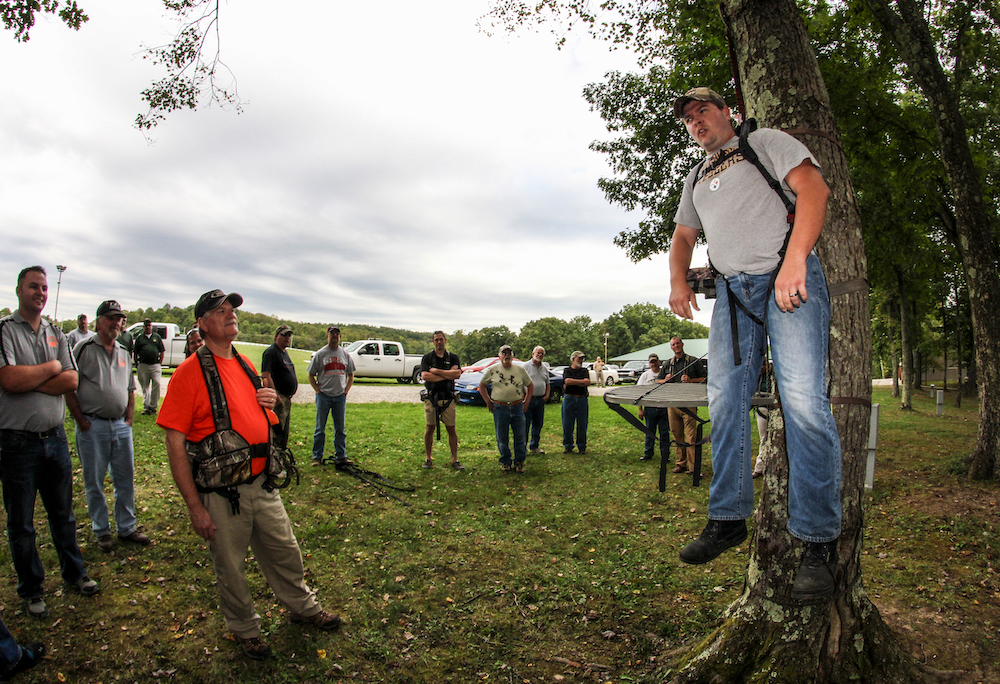 ثلاث قواعد لحزام الأمان يجب تذكرها 1. ارتدي واحدة 2. ابق على اتصال في طريقك للأعلى وفي طريقك للأسفل 3. ابحث وتدرب على كيفية التعافي من السقوط عند/إذا حدث ذلك. الصورة مقدمة من "رياضيون من أجل الغد