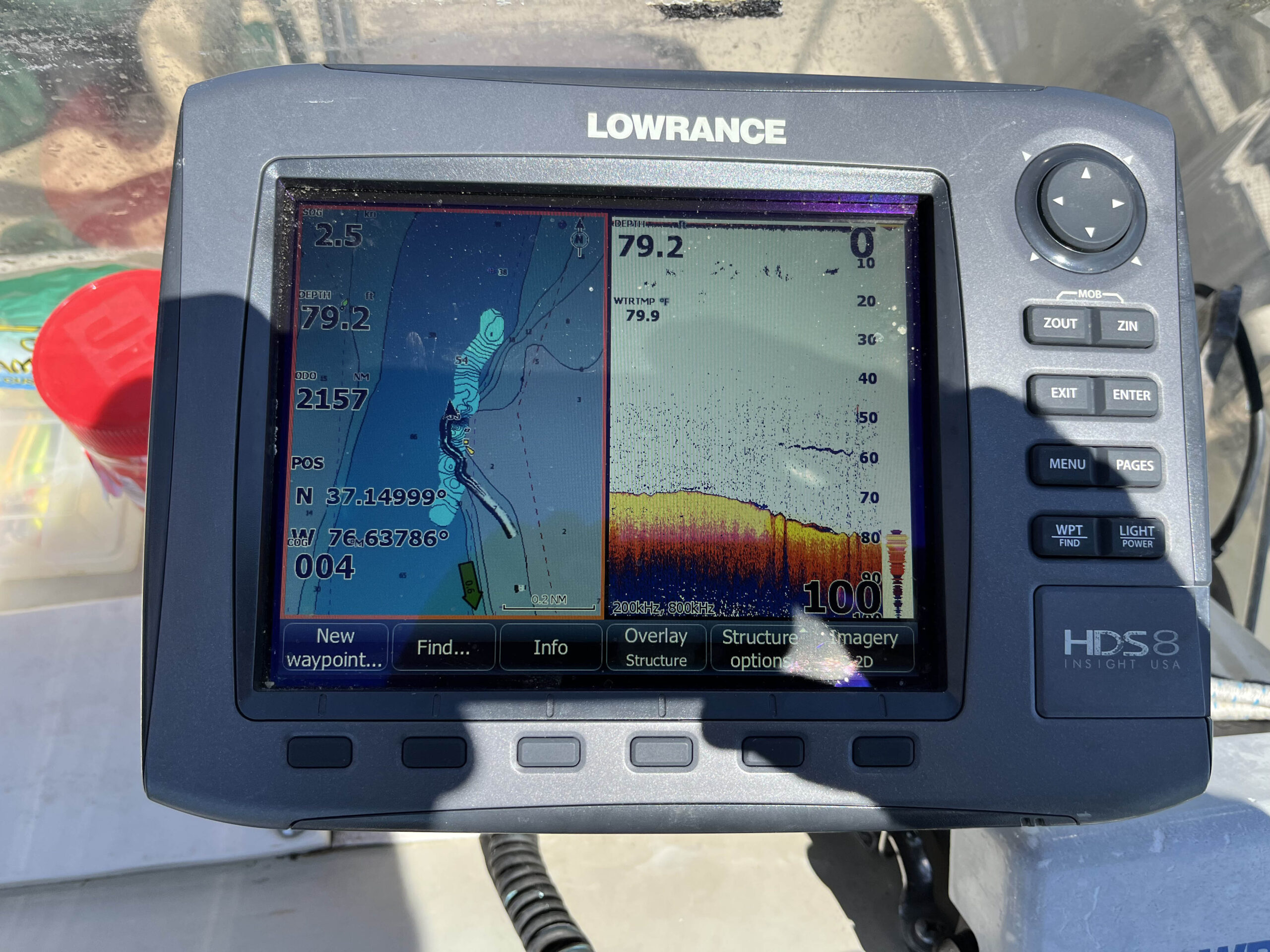 صورة لجهاز الرادار تظهر الأسماك داخل المسطح المائي