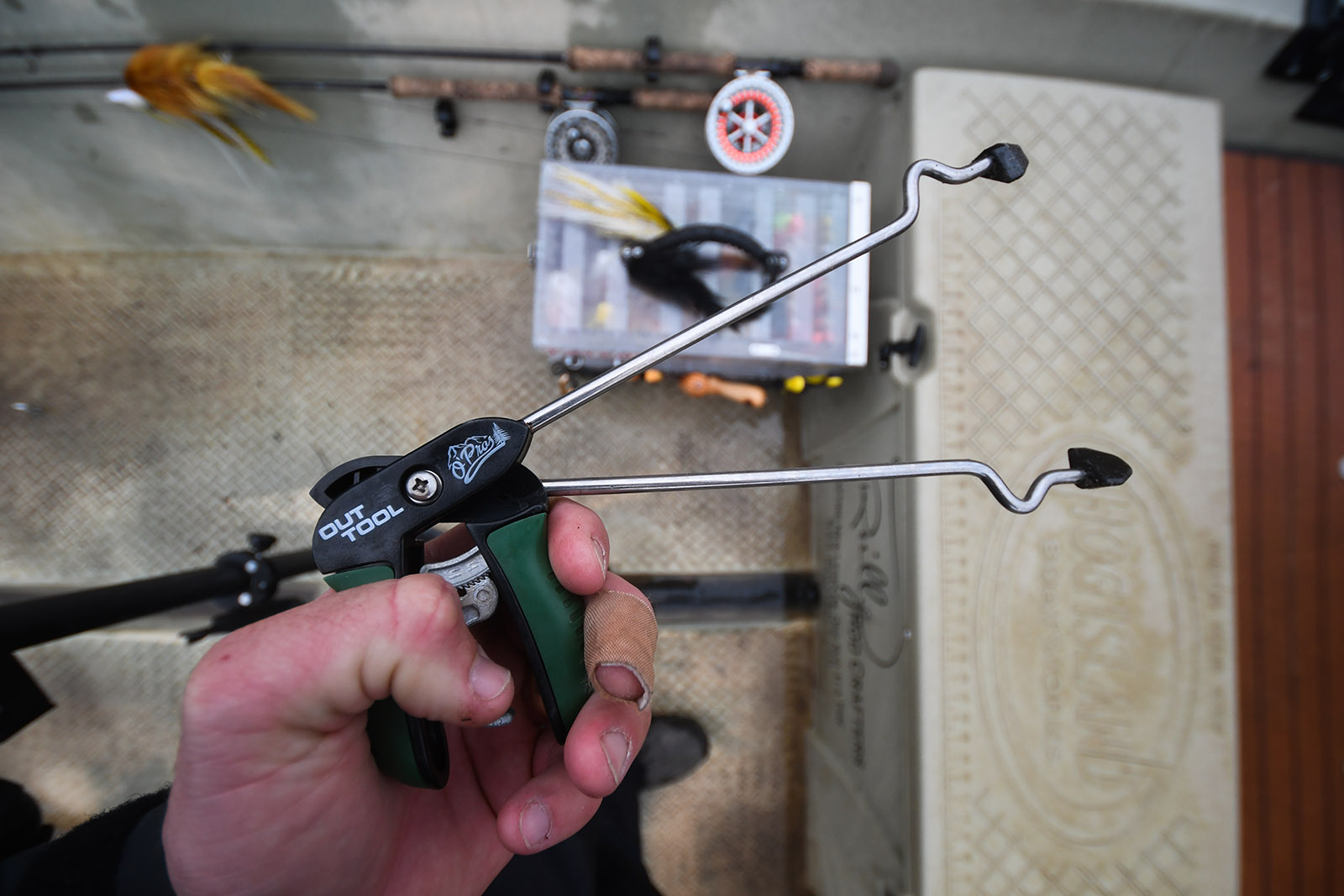 صورة ليد تحمل أداة مصممة لفتح فم السمكة بلطف وفعالية.