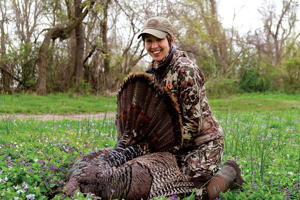 صورة لفتاة تقف مع ديك رومي ميت