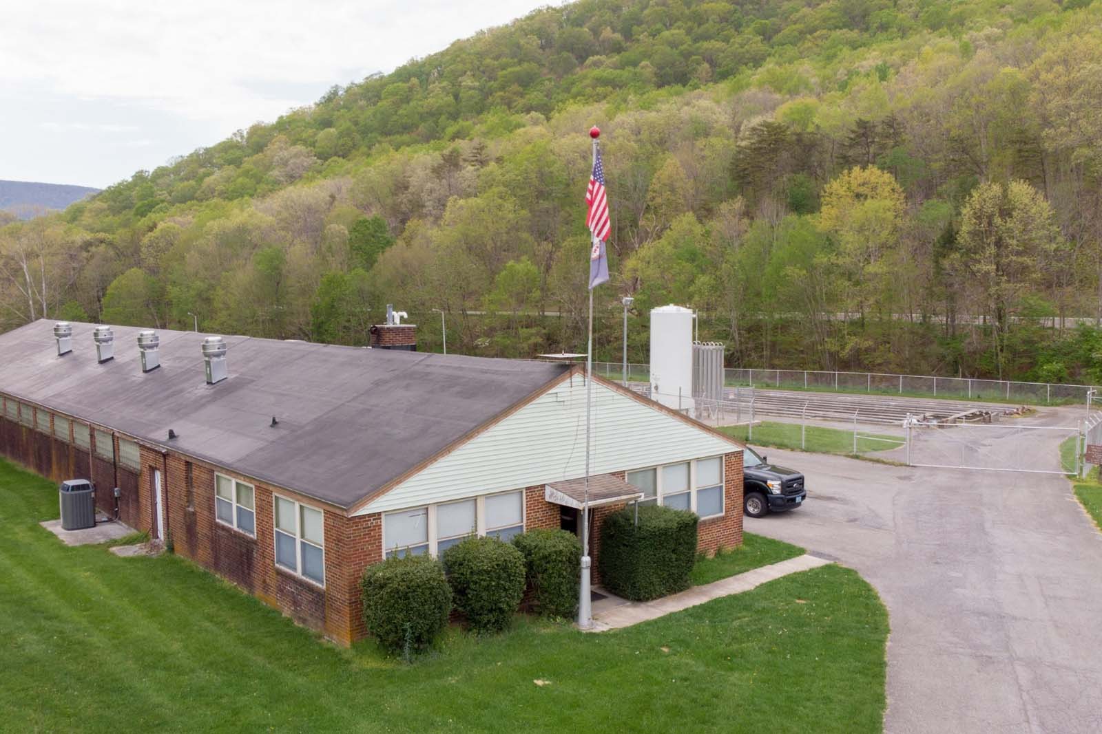 منظر جوي للمبنى الرئيسي لمفرخ الأسماك في بينت بانك.