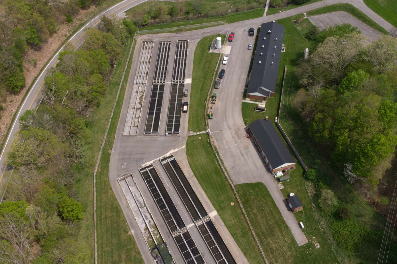 منظر جوي لمرافق تفريخ الأسماك في Paint Bank بالكامل.