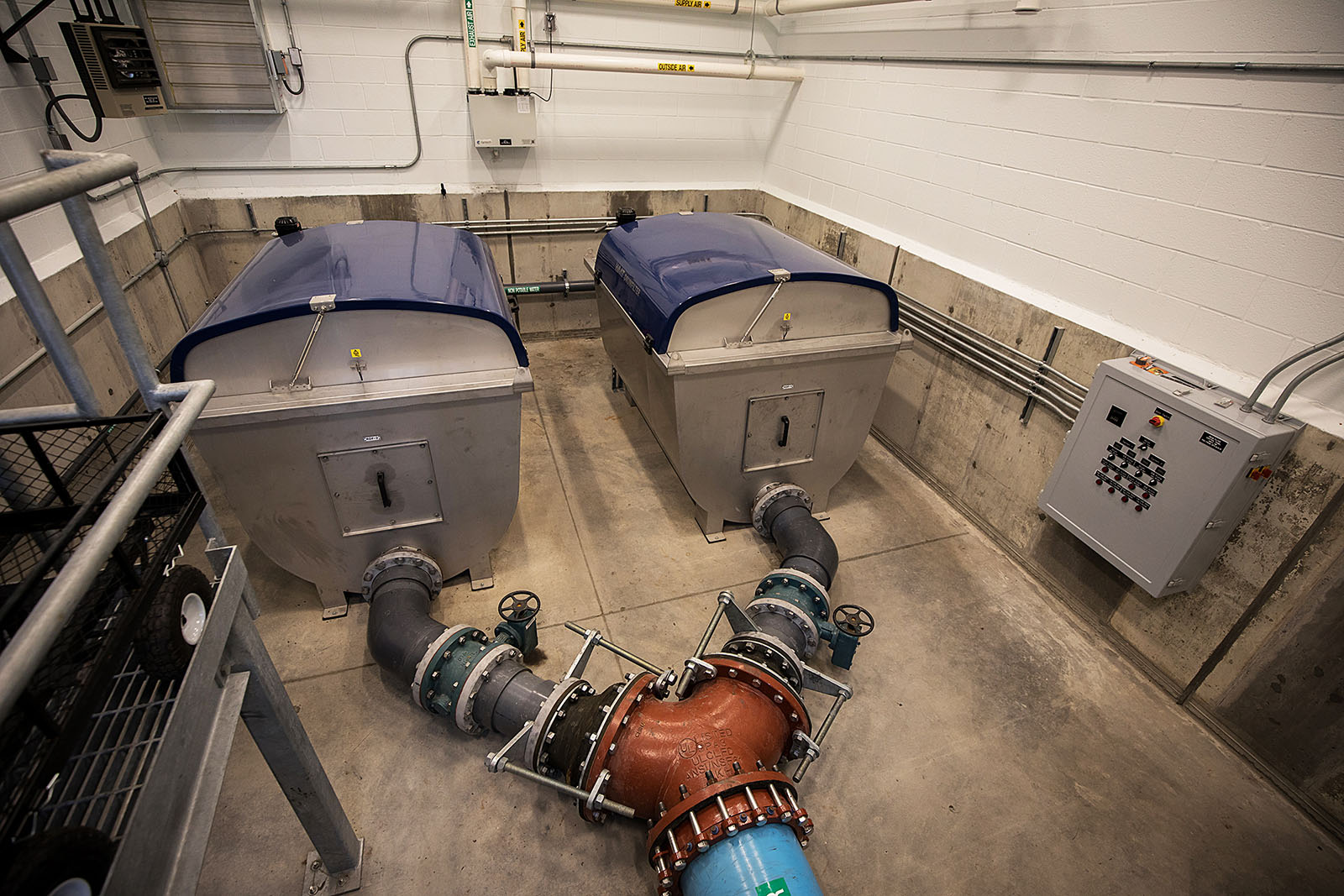 تقوم مرشحات الأسطوانة الجديدة بإزالة الأسماك الأخرى والحطام والملوثات من المياه من خور باسيج قبل أن تتدفق إلى المفرخ.