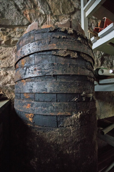 ماسورة كبيرة متبقية تشبه البرميل الخشبي المتبقي من أعمال التجديدات