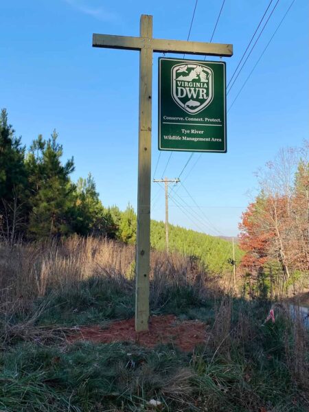 لافتة مكتوب عليها منطقة إدارة الحياة البرية في نهر تاي