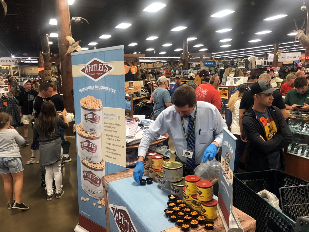 صورة للمكان من الداخل، حيث يوجد الكثير من الأشخاص ومجموعة من البائعين