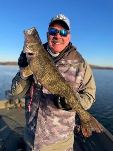 صياد يحمل سمكة