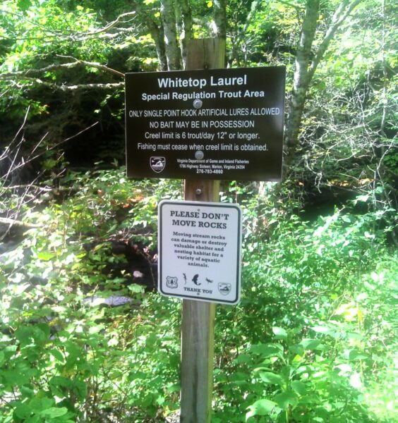 لافتة تطلب من الزوار الامتناع عن تحريك الصخور.