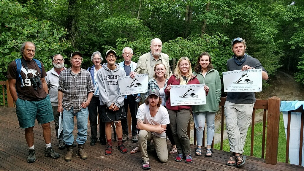 طاقم رالي الأمهات الهنغيات 2019 يقفون لالتقاط صورة جماعية