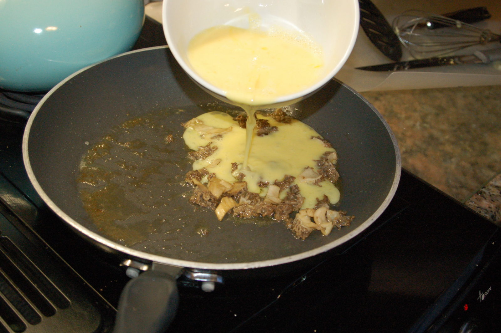 صورة للبيض المضاف إلى فطر الموريل حيث أن مذاقهما معاً جيد جداً.